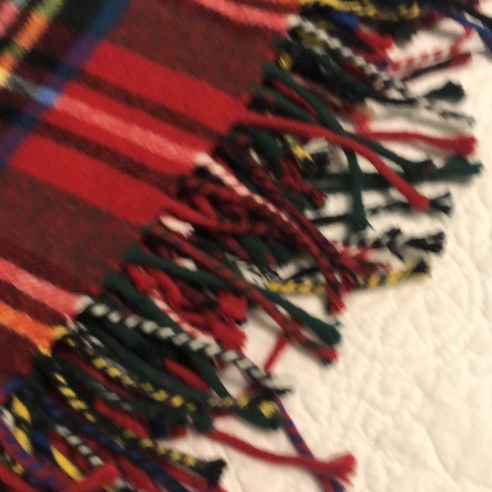Pretty red plaid fringed throw - Picture 2 of 3